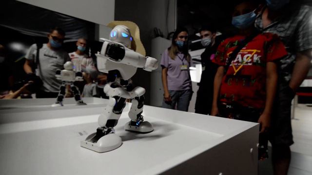 Робот "Альфа" добросовестно танцевал около минуты смотреть онлайн