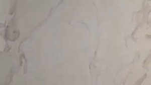 Имитация мрамора на стене кухни.