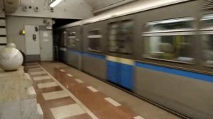 Прибытие поезда 81-740/741 Русич на станции метро парк победы