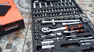 В подарок мужчине - набор инструментов для автомобиля.