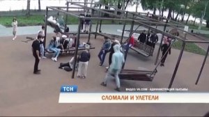 В Прикамье девочки-подростки слетели со сломавшейся качели