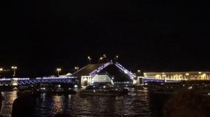 Путешествия по России. Развод Дворцового моста в Санкт-Петербурге.
