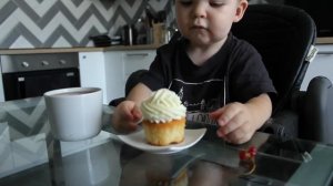 Как правильно есть капкейки ??