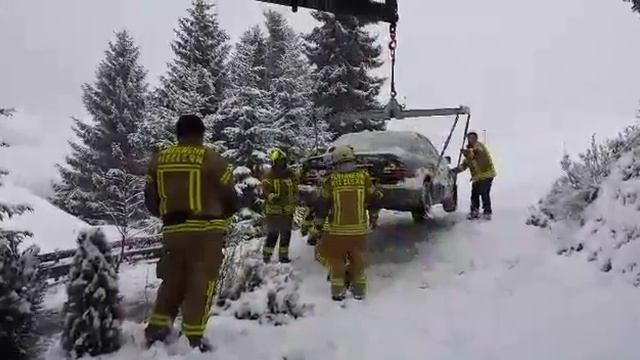 PKW kam bei glatter Fahrbahn von der Straße ab смотреть онлайн