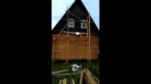 Стройка дома 6*6. Обшивают фронтоны имитацией бруса.