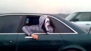 Прикол на дороге!в Маске крик!