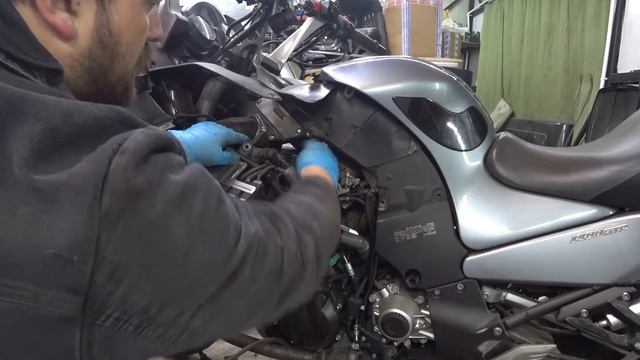 KAWASAKI GTR 1400 (Concours 14) замена прокладки клапанной крышки смотреть онлайн