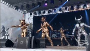 Зеркальные люди на праздник на встречу гостей в Москва - люди в зеркальных костюмах на велком.MP4