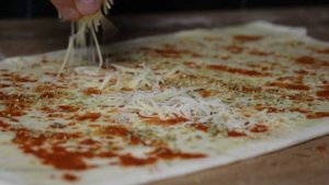 Палочки из слоёного теста с копчёной грудинкой (беконом) и сыром