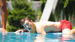 Если ты единственная русалка в школе спасателей!