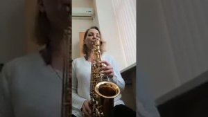 Красивая девушка играет на Альт - саксофон D.Krenz