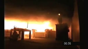 Как за одну минуту от новогодней елки сгорает квартира