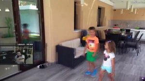 Easygogame смотрит: Bad Kids Pranks Daddy Пришелец в Бассейне