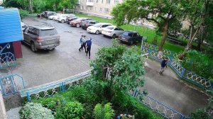 подростки скручивают колпачки с колес во дворе дома