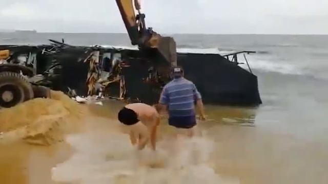 ШОК!!!Приморский край... В Ливадии из прибитого к берегу северокорейского баркаса спасли человекока