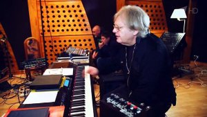 Юрий Антонов прослушивает барабанщика Никиту Павлова в режиме Street Fighter.