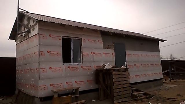 Строительство домика из б/у вагончика. Утепление наружных стен. Видео №7. смотреть онлайн