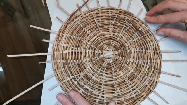БУКЕТ ИЗ КОНФЕТ. Идея как оригинально подарить конфеты. Плетение из газетных трубочек.