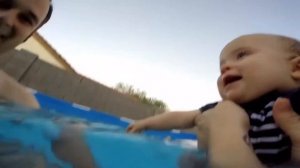 шок ребёнок съел камеру в бассейне!