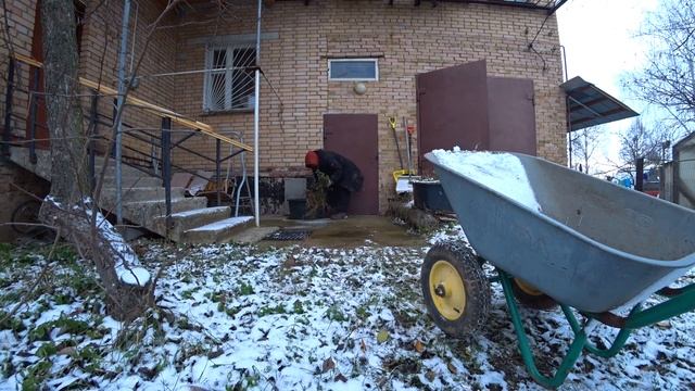 185. Дачный блог 17-18.11.2023г. Опять зима, - 10С, но куры пытаются гулять. Укрыла розы. смотреть онлайн