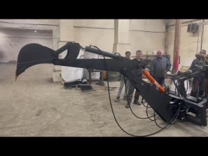 Работа навесного экскаватора на мини погрузчик