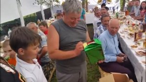 Подарил отцу машину в день рожденья.  Сдержал обещание данное папе в детстве.