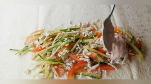Как закрутить шаурму и ещё приготовить салат