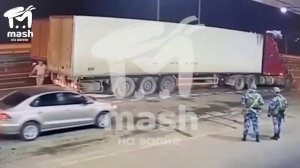 видео, на котором тот самый грузовик заезжает на Крымский мост и взрывается -8 10 2022 обрушив мост