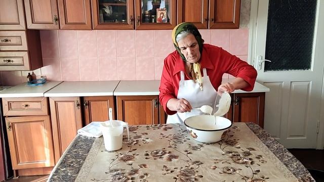 Посев на огороде. Бабушка готовит сдобные пончики с вареньем Сельская жизнь смотреть онлайн