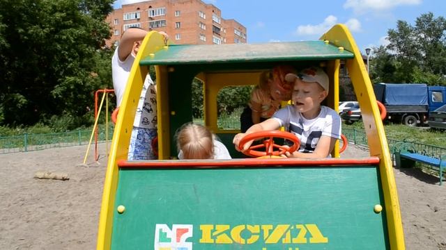 Дети играют во дворе. Children playing on the Playground Игра в автобусе 3 смотреть онлайн