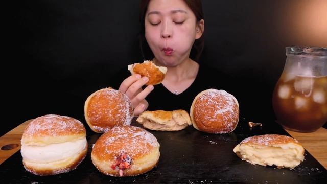 ?Craem doughnut?와.. 도넛이 빵 반, 크림 반.. 크림도넛 먹방!!? [Chocolate, Milk, Matcha, Vanilla doughnut] Mukbang смотреть онлайн