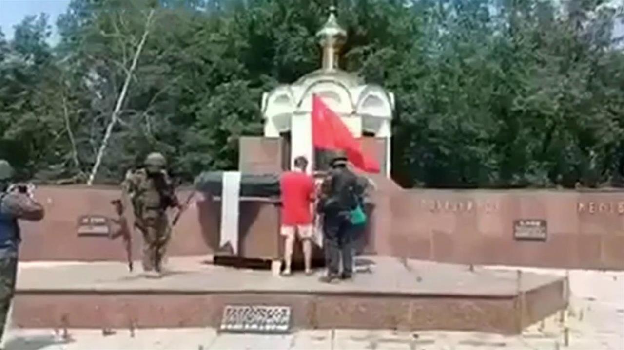 Российские военные водрузили красное знамя у мемориала "Памяти павших" в Лисичанске