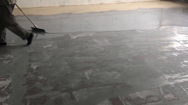 Нанесение кварцевого песка для армирования полимерных полов