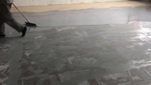 Нанесение кварцевого песка для армирования полимерных полов