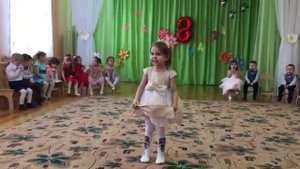 ???дети рассказывают стихотворение на 8 марта ???