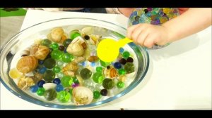 Мама и Артём украшают аквариум для морских жителей с помощью шариков Orbeez 2022
