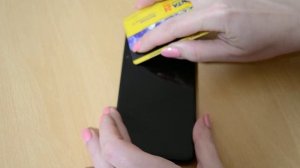 Удаление последнего пузыря с защитного стекла телефона