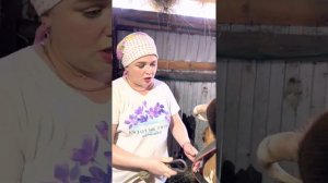 Корова в какашках!