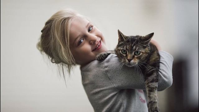 Девочка спела своей любимой больной кошке песню. Невозможно удержать слез! смотреть онлайн