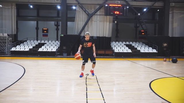 УПРАЖНЕНИЯ НА ЛЕСЕНКЕ С МЯЧОМ. ОТРАБОТКА ДРИБЛИНГА смотреть онлайн