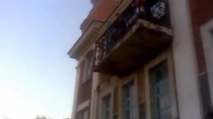 выкинули диван со второго этажа