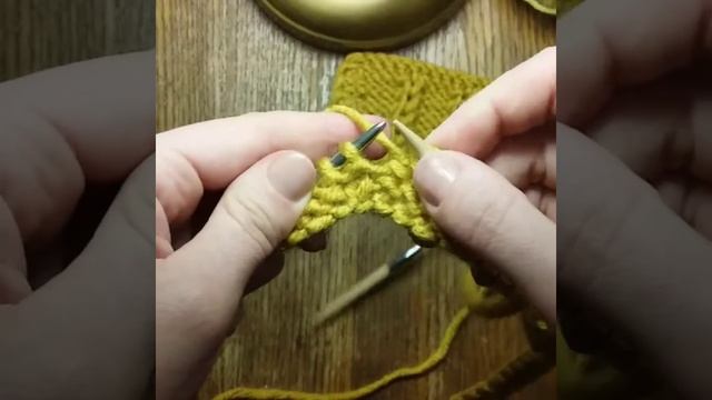 Шапка крупной вязки из толстой пряжи.#шапкаспицами #шапкаизтолстойпряжи