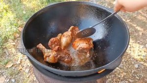 Не могу не поделиться этим рецептом, вкусные куриные ножки с картофелем в казане на костре.