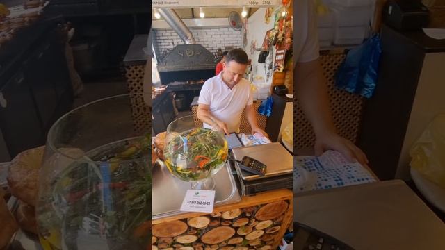 Хорошая шашлычная в Адлере на ул. Свердлова, 5, свинина по 190₽/100гр, очень вкусное мясо
