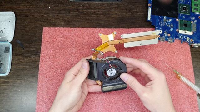 Samsung RV410 Замена термопасты. чистка. греется ноутбук. отключается.  Replacing thermal paste.