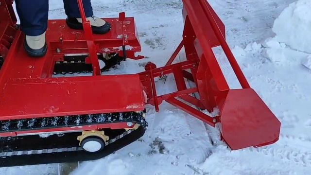 Гусеничный снегоуборщик.Замена навески снегомета на отвал смотреть онлайн