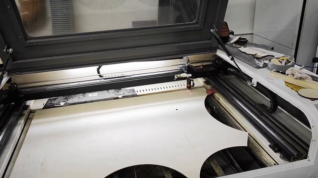 В гостях у мастера СО2 раскроя и гравировки! Лазерная резка - дерева, пластика, ткани, акрилов и др смотреть онлайн