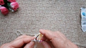 Шапка с  шикарным узором  и спущенными петлями.