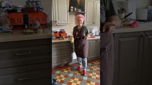 Теона Контридзе подпевает телевизору