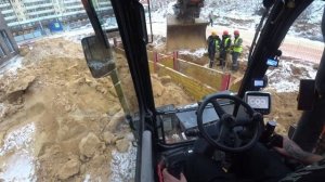 Как работает экскаватор зимой!